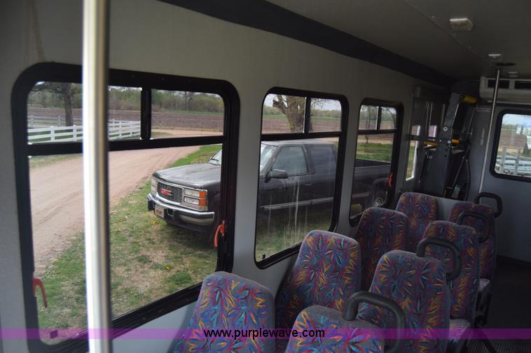 image for item BF9974 2001 Workhorse Star bus