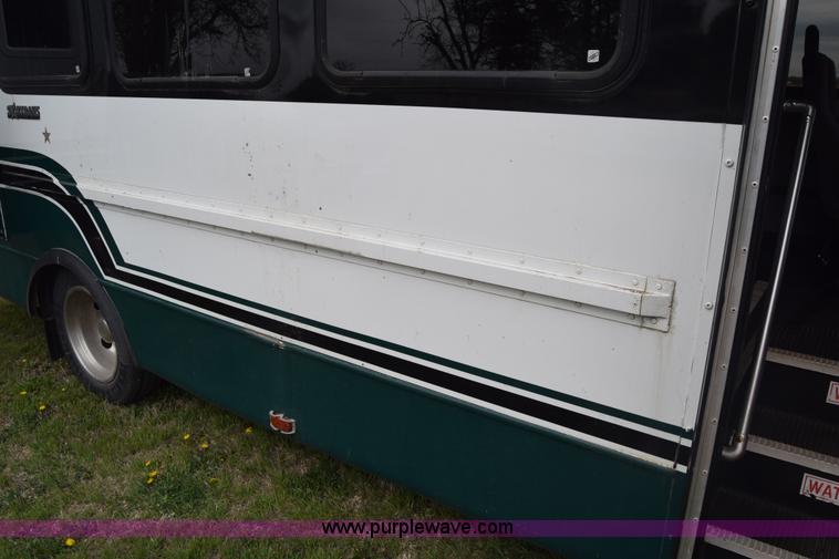 image for item BF9974 2001 Workhorse Star bus