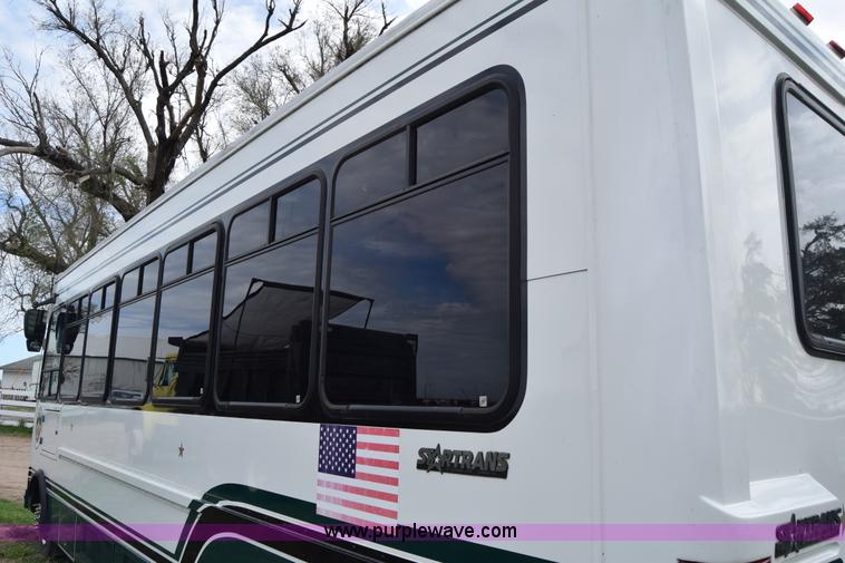 image for item BF9974 2001 Workhorse Star bus