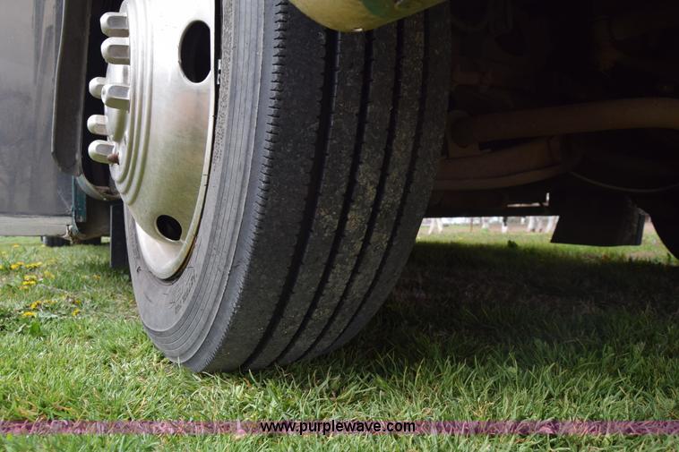 image for item BF9974 2001 Workhorse Star bus