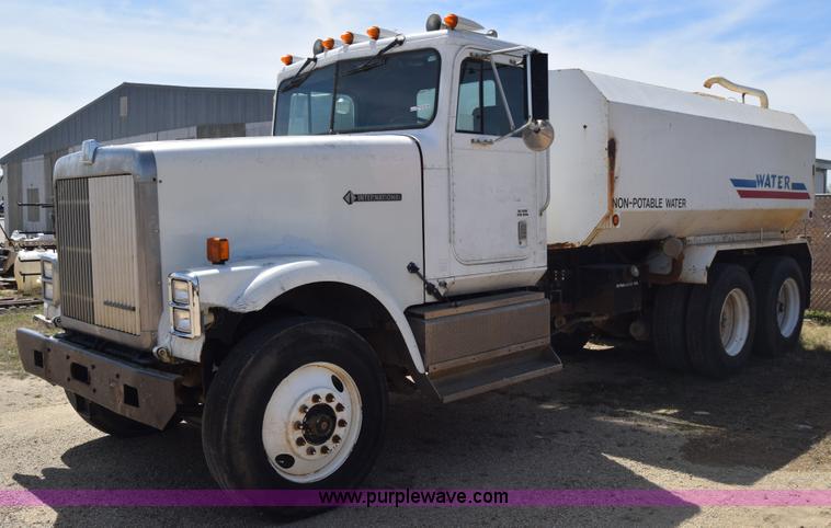 image for item BF9995 1991 International 9300 tank truck