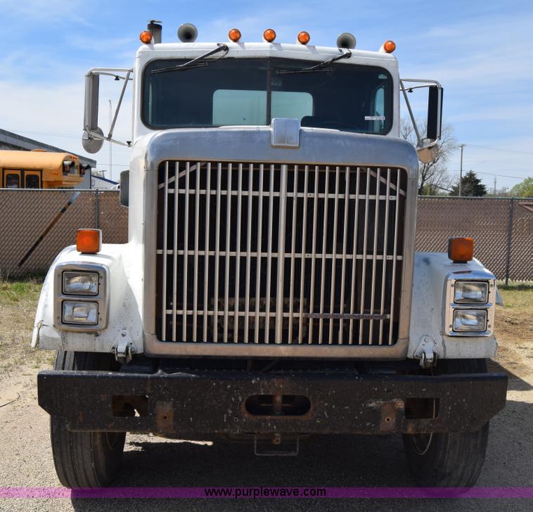 image for item BF9995 1991 International 9300 tank truck