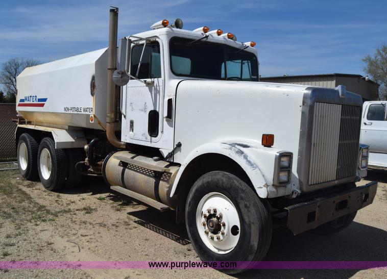 image for item BF9995 1991 International 9300 tank truck