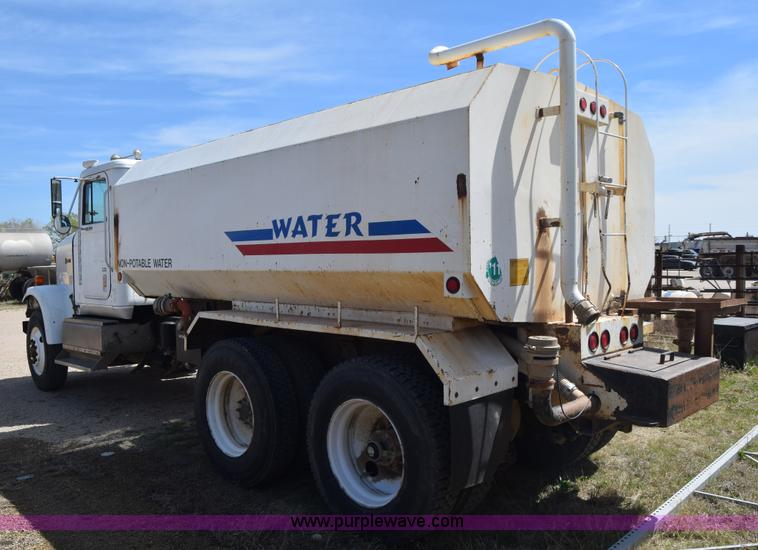 image for item BF9995 1991 International 9300 tank truck