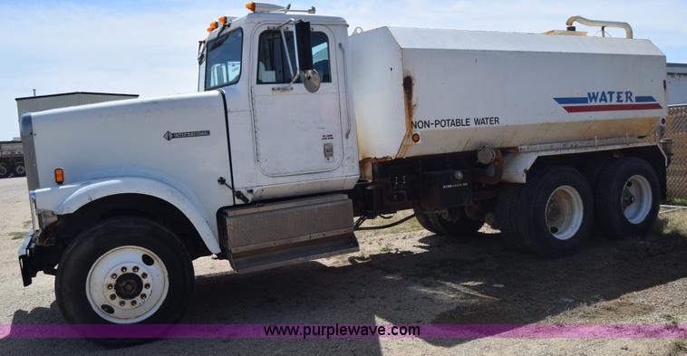 image for item BF9995 1991 International 9300 tank truck