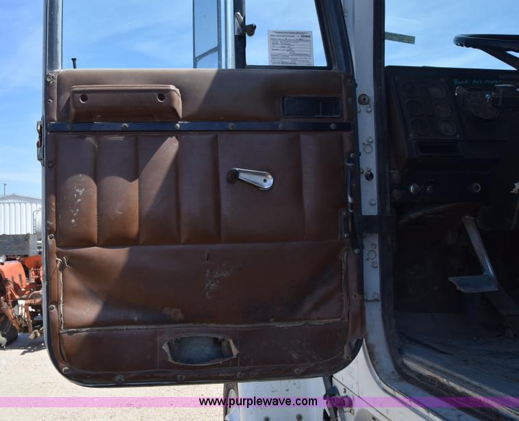 image for item BF9995 1991 International 9300 tank truck