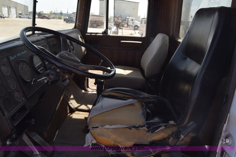 image for item BF9995 1991 International 9300 tank truck