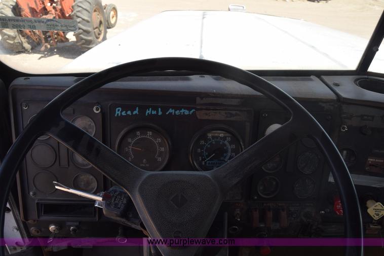 image for item BF9995 1991 International 9300 tank truck