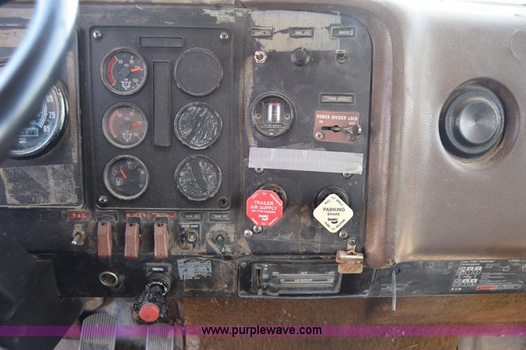 image for item BF9995 1991 International 9300 tank truck