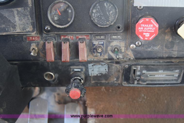 image for item BF9995 1991 International 9300 tank truck