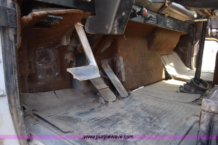 image for item BF9995 1991 International 9300 tank truck