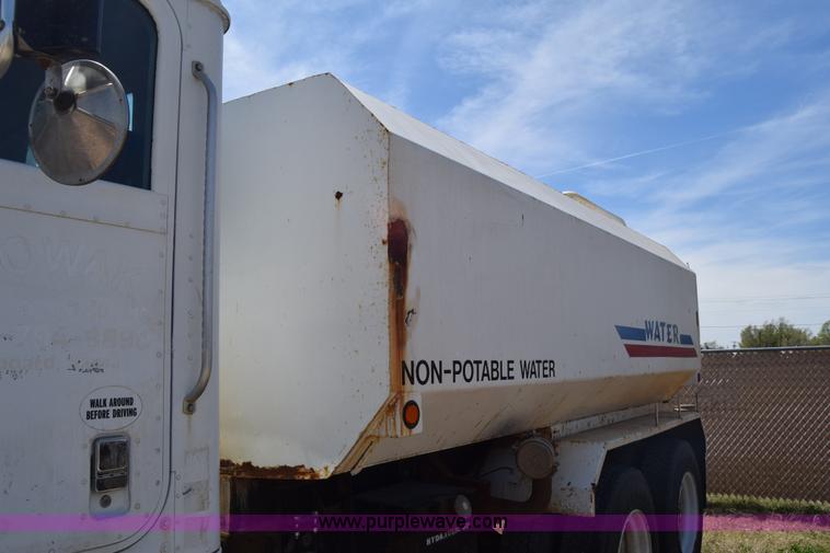 image for item BF9995 1991 International 9300 tank truck