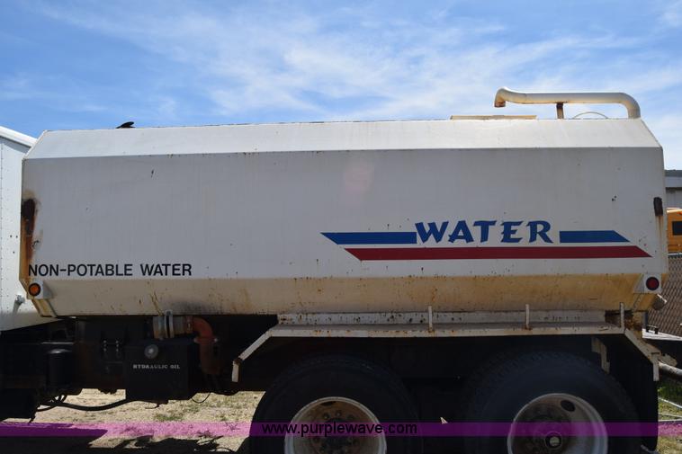 image for item BF9995 1991 International 9300 tank truck