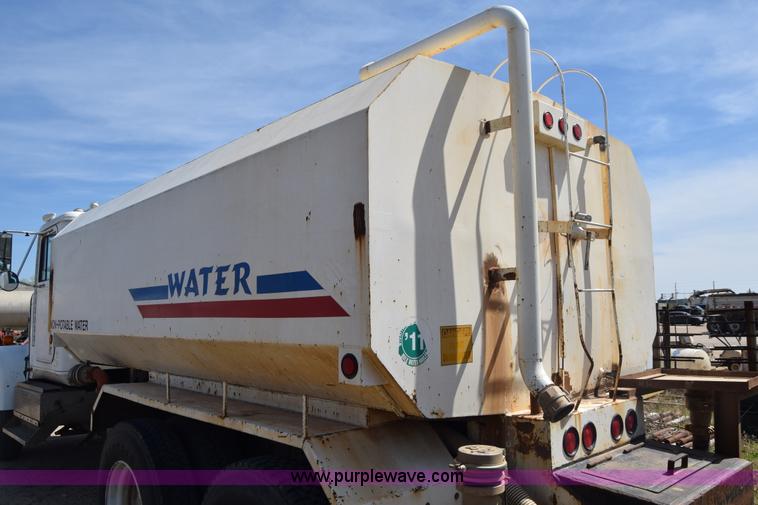 image for item BF9995 1991 International 9300 tank truck