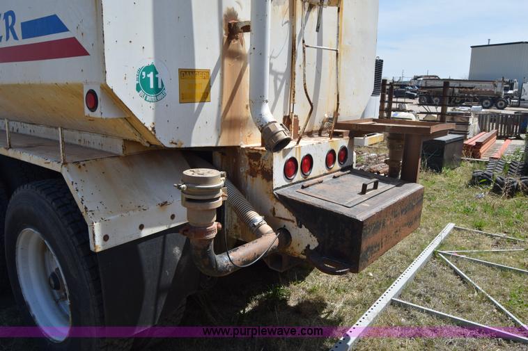 image for item BF9995 1991 International 9300 tank truck