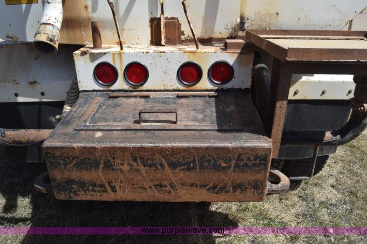 image for item BF9995 1991 International 9300 tank truck