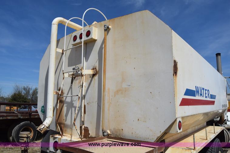 image for item BF9995 1991 International 9300 tank truck