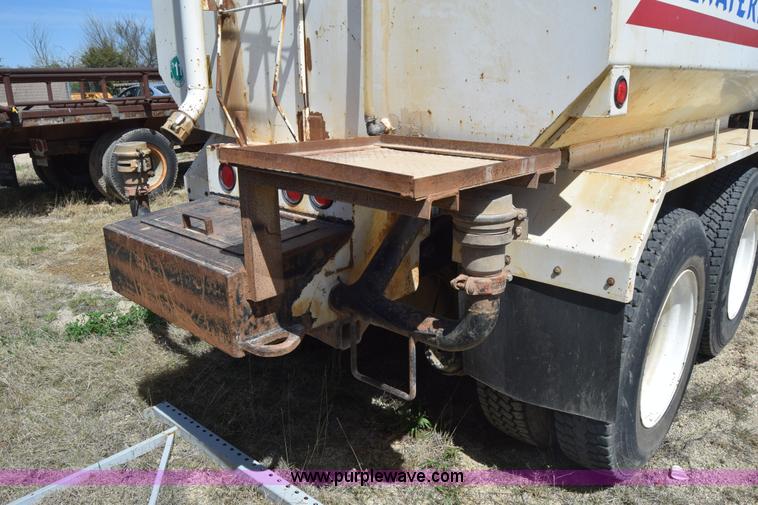 image for item BF9995 1991 International 9300 tank truck