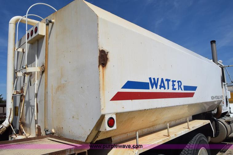 image for item BF9995 1991 International 9300 tank truck