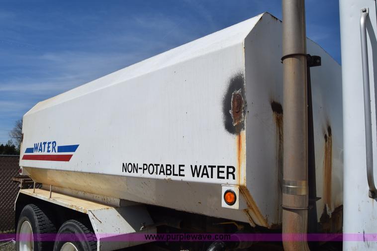 image for item BF9995 1991 International 9300 tank truck