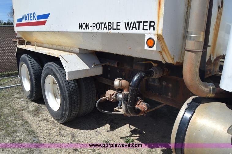 image for item BF9995 1991 International 9300 tank truck