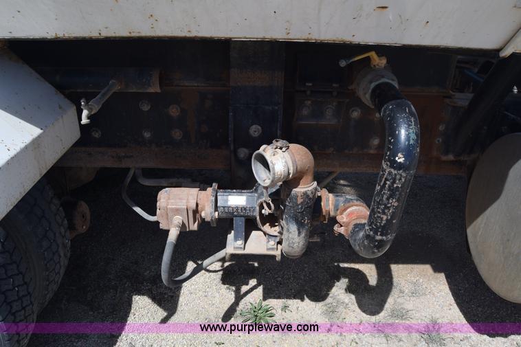 image for item BF9995 1991 International 9300 tank truck