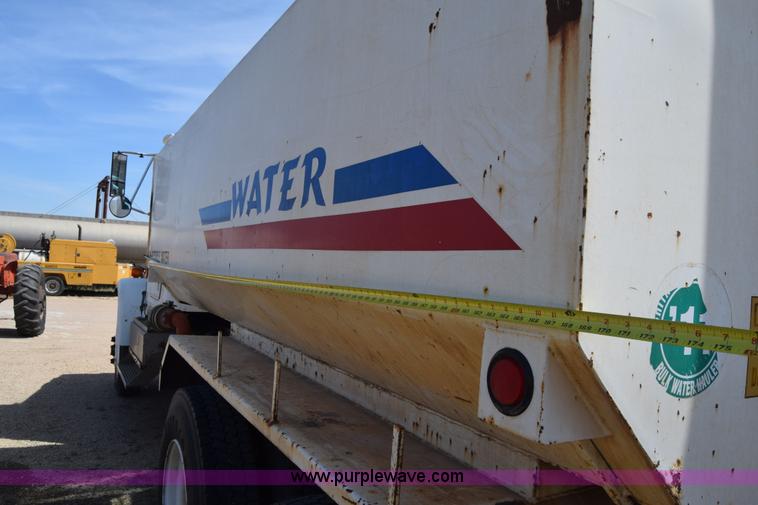 image for item BF9995 1991 International 9300 tank truck