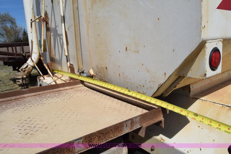 image for item BF9995 1991 International 9300 tank truck