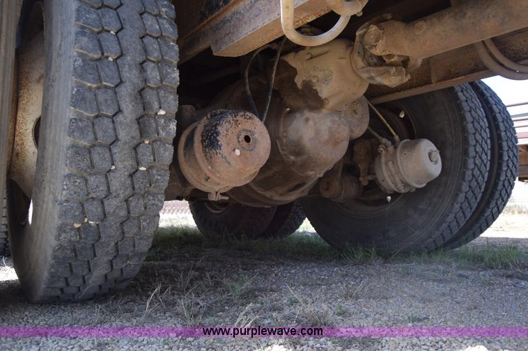 image for item BF9995 1991 International 9300 tank truck