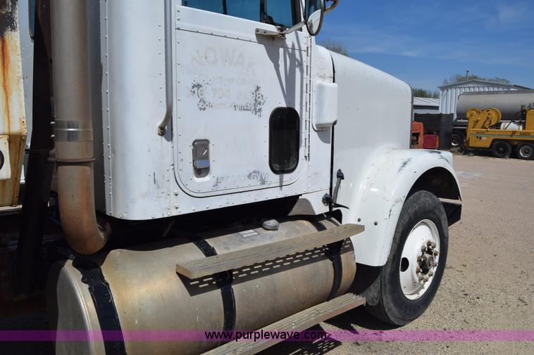 image for item BF9995 1991 International 9300 tank truck