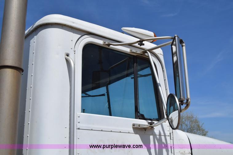 image for item BF9995 1991 International 9300 tank truck
