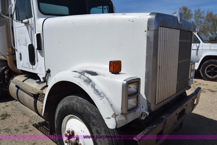 image for item BF9995 1991 International 9300 tank truck