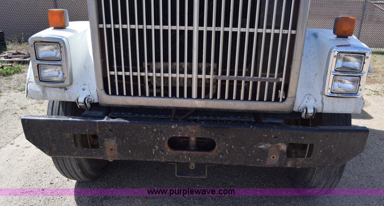 image for item BF9995 1991 International 9300 tank truck