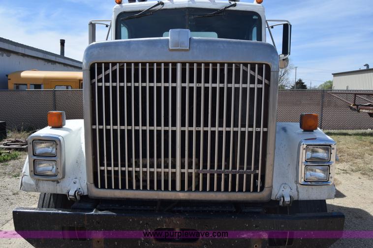 image for item BF9995 1991 International 9300 tank truck