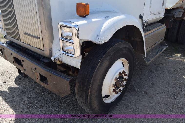 image for item BF9995 1991 International 9300 tank truck
