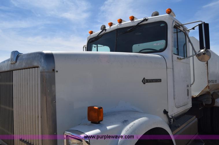 image for item BF9995 1991 International 9300 tank truck