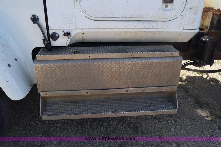 image for item BF9995 1991 International 9300 tank truck