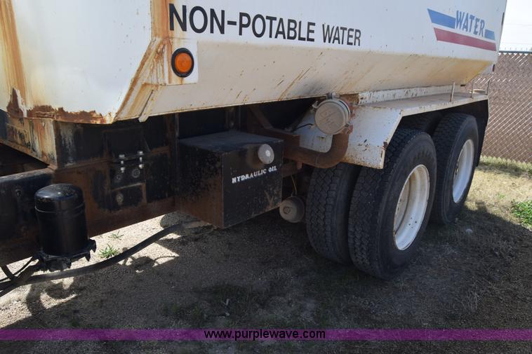 image for item BF9995 1991 International 9300 tank truck