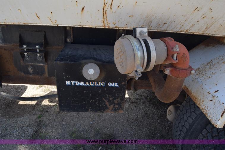 image for item BF9995 1991 International 9300 tank truck