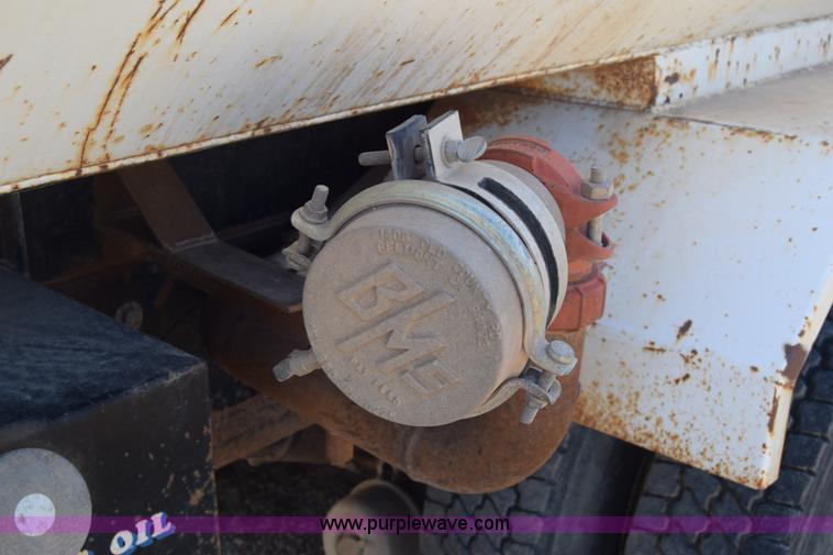 image for item BF9995 1991 International 9300 tank truck