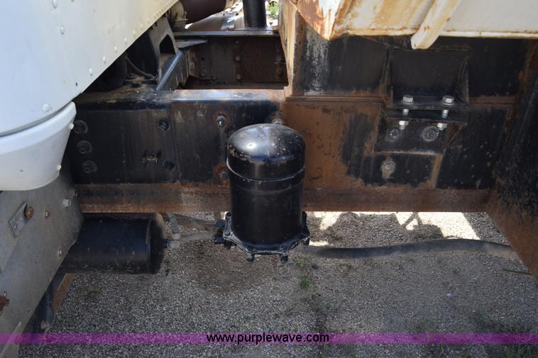 image for item BF9995 1991 International 9300 tank truck