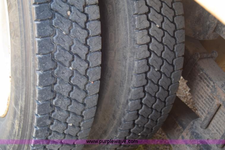 image for item BF9995 1991 International 9300 tank truck