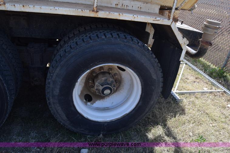 image for item BF9995 1991 International 9300 tank truck