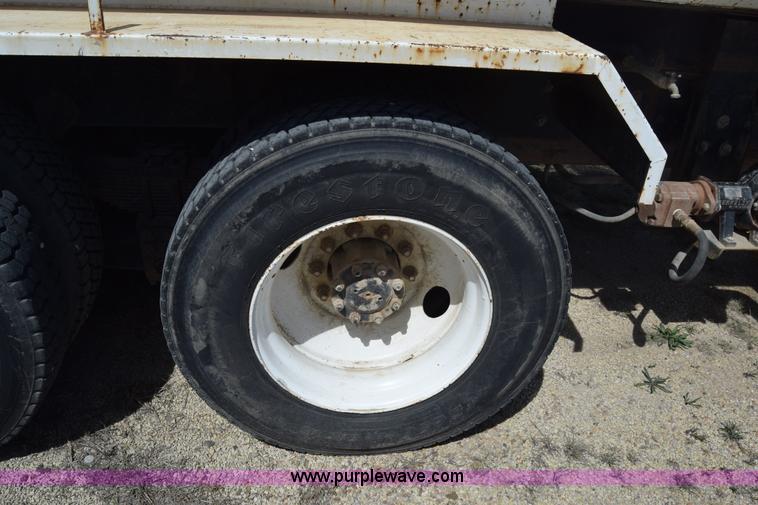 image for item BF9995 1991 International 9300 tank truck