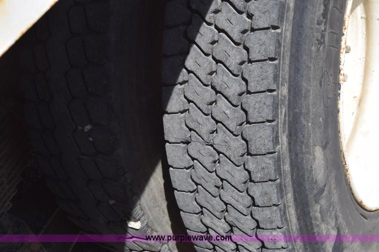 image for item BF9995 1991 International 9300 tank truck