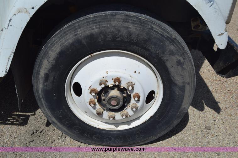 image for item BF9995 1991 International 9300 tank truck