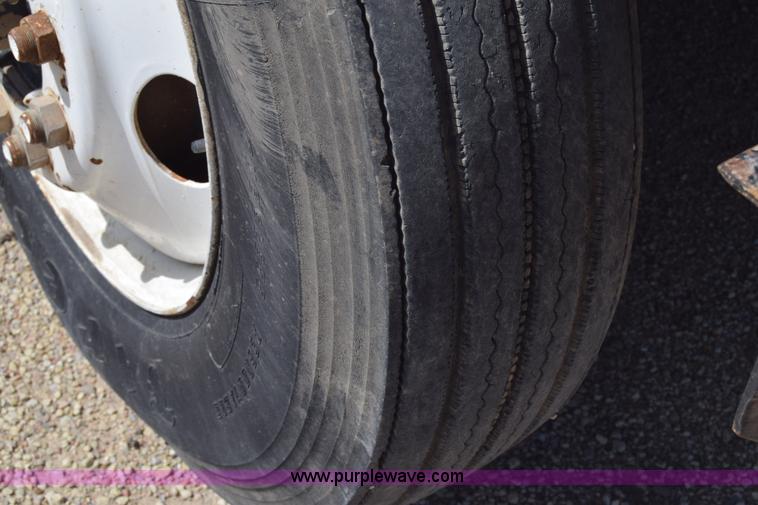 image for item BF9995 1991 International 9300 tank truck