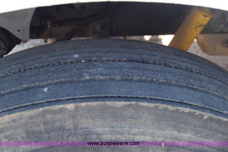 image for item BF9995 1991 International 9300 tank truck