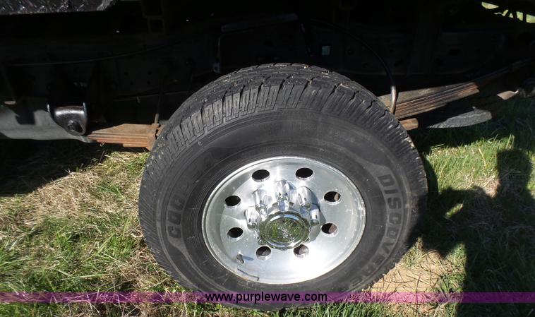 image for item BG9084 2000 Ford F250 Super Duty SuperCab flatbed pickup truck