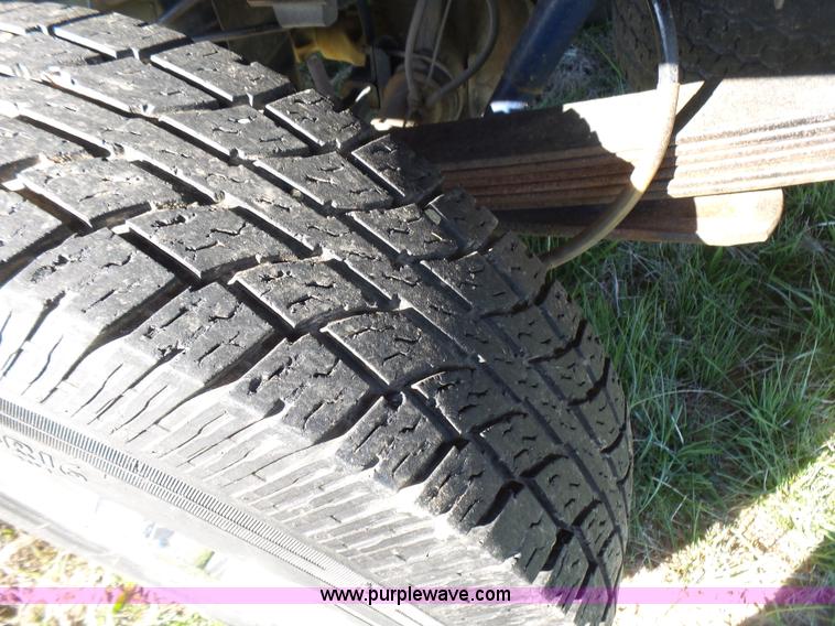 image for item BG9084 2000 Ford F250 Super Duty SuperCab flatbed pickup truck